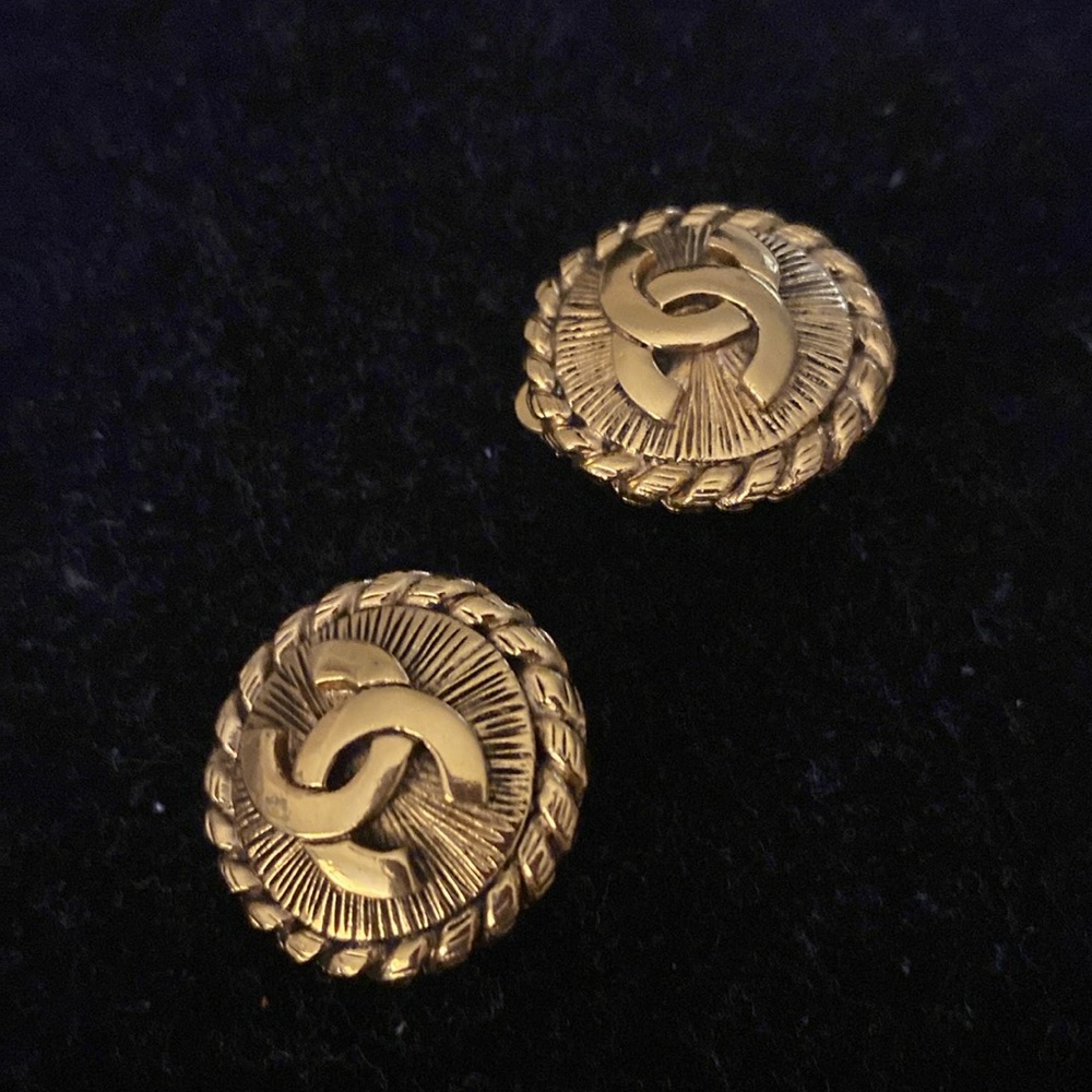 Vintage Chanel Clip Round Earrings - Picture 10 of 10